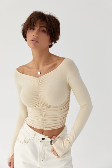 Короткий лонгслів із драпіруванням - бежевий цвет, M (є розміри)