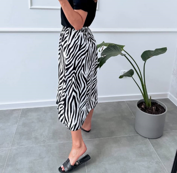 Женская летняя легкая юбка миди с разрезом с принтом зебра AG230 размер 50/52 цвет черно-белый | Зображення 4