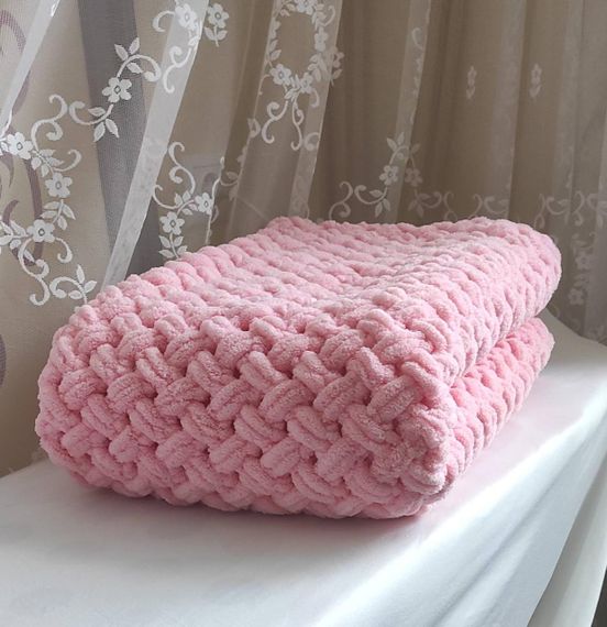 Плед плюшевий 85*85см 340 рожевий ручної роботи з пряжі пуфі узор плетінка | Зображення 2