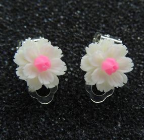 Серьги клипсы детские для ушей без пробивания цветок Хризантема Белая с малиновой