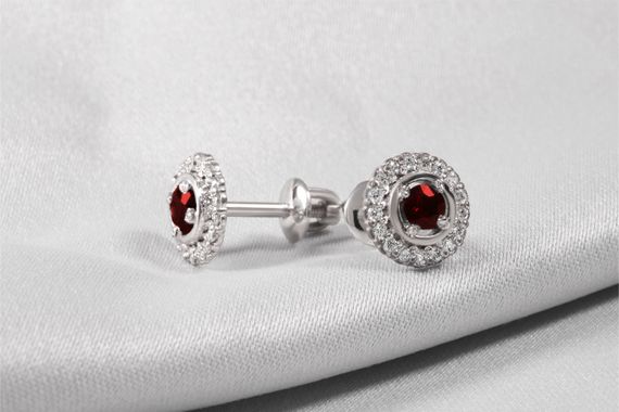 Сережки-пусети з білого золота з гранатами S-0213 | Зображення 2