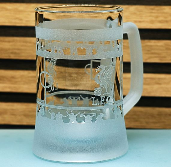 Пивной бокал 670 мл Liverpool с гравировкой подарок для фаната ФК Ливерпуль футбольная кружка круговая | Зображення 4