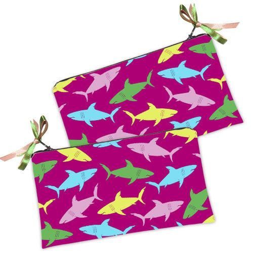 Косметичка жіноча Разноцветные акулы на розовом фоне 20х12 см (K_TRO021)