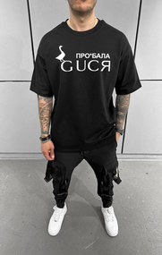 Футболка з мерчем