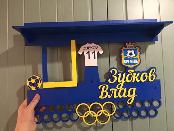 Медальниця футбол, іменна з поличкою, дерев'яна, тримач для медалей, медальниці