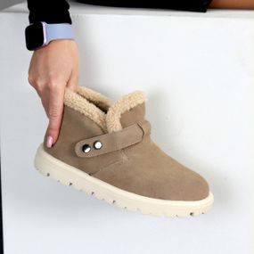 Люксові низькі бежеві замшеві зимові черевики на кнопках 38