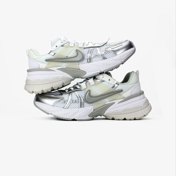 Демісезонні кросівки Nike колір срібний/металік | Зображення 1