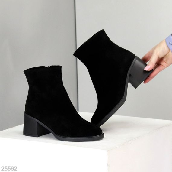 Классические лаконичные черные замшевые ботильоны на среднем каблуке