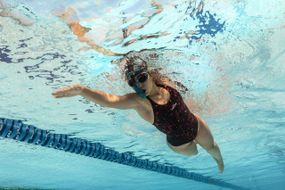 Жіночий суцільний купальник Kamiye зі стійкістю до хлору - Чорний - 46