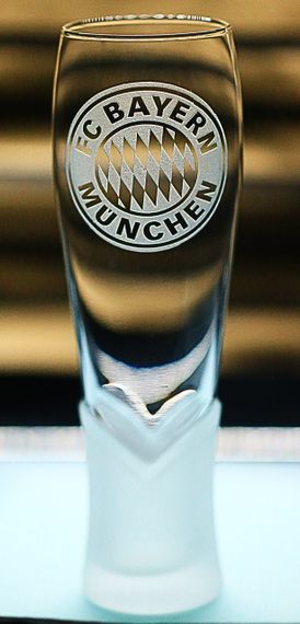 Пивной бокал крафтовый 440 мл ФК Bayern München Бавария с гравировкой подарок для фаната футбольная кружка