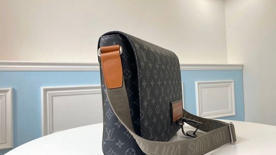 Сумка-мессенджер Louis Vuitton District MM Articles De Voyage Monogram Eclipse | Зображення 1