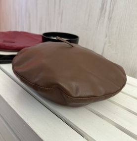 Коричневий жіночий берет зі штучної шкіри 55-58р (850)