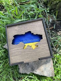 Подарунковий патріотичний набір «Україна понад усе»: великий прапор у дерев’яному боксі з вирізом карти