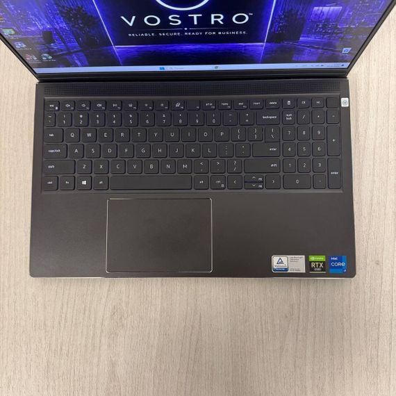 Игровой ноутбук Б-класс Dell Vostro 7510 / 15.6" (1920x1080) IPS / Intel Core i7-11800H (8 (16) ядер по 2.3 - 4.6 GHz) / 16 GB DDR4 / 512 GB SSD / nVidia GeForce RTX 3050 Ti, 4 GB GDDR6, 128-bit / WebCam б/у | Зображення 3