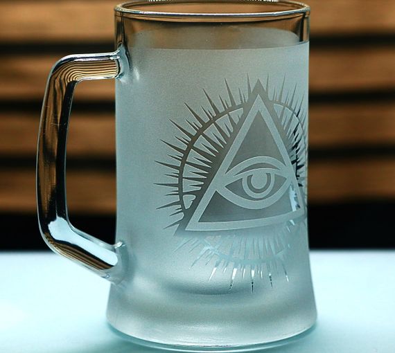 Подарунковий келих для пива з ручкою 670 мл з піскоструминним гравіюванням Всевидюче око | Зображення 1