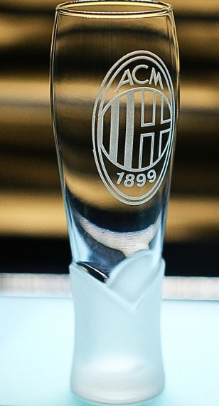 Пивний келих крафтовий 440 мл ФК Мілан AC Milan з гравіюванням подарунок для фаната футбольна кружка глянец | Зображення 1