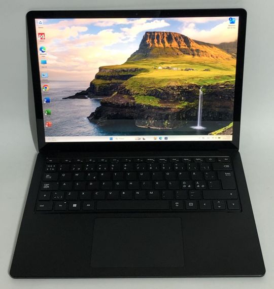 Ультрабук Microsoft Surface Laptop 4 1959 / 13.5" (2256x1504) IPS Touch / AMD Ryzen 7 4980U (8 (16) ядер по 2.0 - 4.4 GHz) / 16 GB DDR4 / 256 GB SSD NVMe / AMD Radeon RX Vega 8 Graphics / WebCam / Win 11 Pro б/в + Подарунок Накопичувач Kingston 64 ГБ | Зображення 1