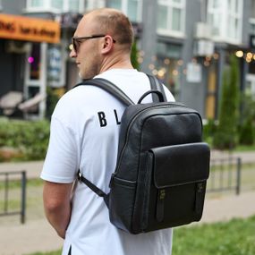 Стильный мужской кожаный рюкзак 40х30х17, практичный аксессуар для ноутбука и документов, черный