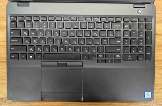 Ультрабук Dell Latitude 5500 / 15.6" (1366x768) TN / Intel Core i7-8665U (4 (8) ядра по 1.9 - 4.8 GHz) / 8 GB DDR4 / 256 GB SSD / Intel UHD Graphics / WebCam / HDMI / Windows 10 б/в + Подарунок Бездротова миша / USB | Зображення 2