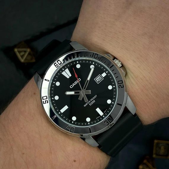 Чоловічий годинник Casio MTP-VD01-1E | Зображення 1