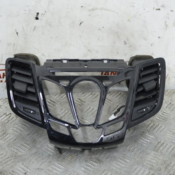 Накладка торпедо центральна під магнітолу Ford Fiesta VII 2008-2017 Накладка консолі Форд 8A6118A802BKW