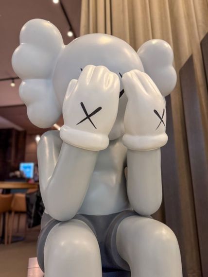 Kaws Companion Passing Through Grey велика колекційна статуетка фігурка 130 см сірий kw006 | Зображення 6