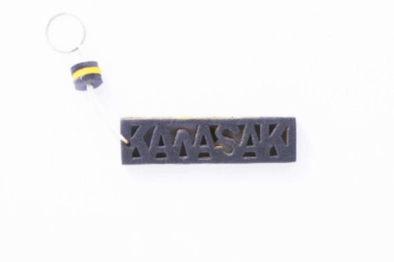 Брелок каучук   (серо-желтый)   KAWASAKI   AS