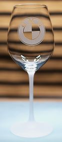 Винный бокал 480 мл с гравировкой BMW подарок для автолюбителя стеклянный фужер с логотипом авто БМВ