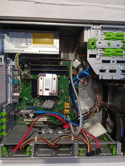 ПК Б-клас Fujitsu Esprimo P705 E85+ Tower / AMD Phenom II X2 560 (2 ядра по 3.3 GHz) / 8 GB DDR3 / 500 GB HDD / AMD Radeon HD 4250 / DVD-RW б/в | Зображення 4