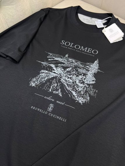 Футболка чоловіча Brunello Cucinelli чорного кольору з принтом Solomeo f715 | Зображення 1