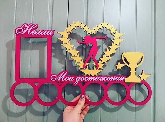 Медальниця танці, іменна з поличкою, дерев'яна, тримач для медалей, медальниці