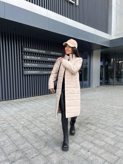 Женская демисезонная стильная удлиненная куртка-пальто стеганая PA2041 цвет бежевый, размер 42/44 | Зображення 1