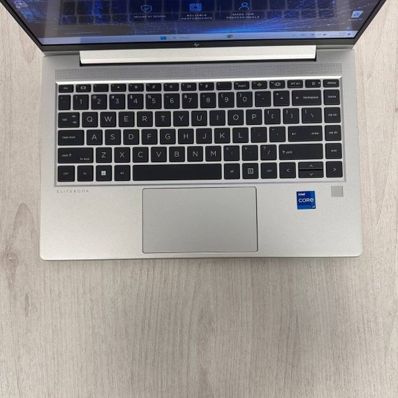 Ультрабук Б-класс HP EliteBook 640 G10 / 14" (1920x1080) IPS / Intel Core i7-1365U (10 (12) ядер по 1.8 - 5.2 GHz) / 8 GB DDR4 / 256 GB SSD / Intel Iris Xe Graphics / WebCam б/у | Зображення 2