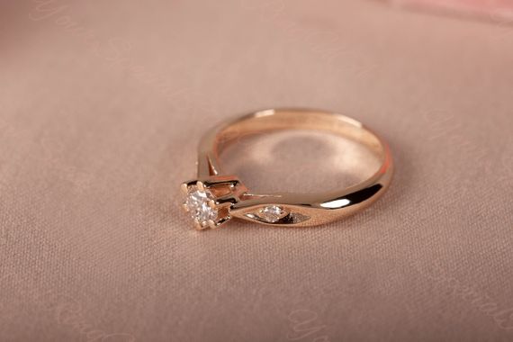 Кольцо из желтого золота с фианитами 18.5 | Зображення 4