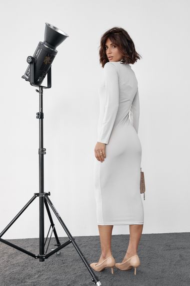 Силуэтное платье миди под горло - молочный цвет, M (есть размеры) | Зображення 1