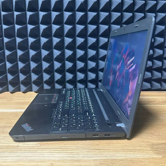 Ноутбук Б-класс Lenovo ThinkPad E560 / 15.6" (1366x768) TN / Intel Core i3-6100U (2 (4) ядра по 2.3 GHz) / 8 GB DDR3 / 128 GB SSD / Intel HD Graphics 520 / WebCam / DVD-ROM б/у | Зображення 4