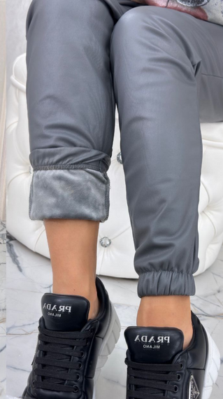 Женские теплые брюки джоггеры экокожа на меху, BU8799 цвет серый, размер 42/44 | Зображення 5