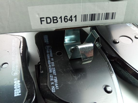 Колодки передні гальмівні Octavia/SuperB 03-, Ferodo (FDB1641) з датчиком (5K0698151) | Зображення 1