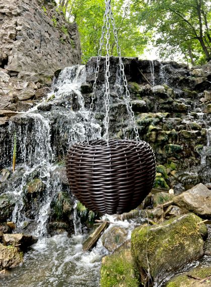 Підвісне кашпо зі штучного ротангу “Нічне Венге” 5 л — темне плетене кашпо ручної роботи для саду та балкона