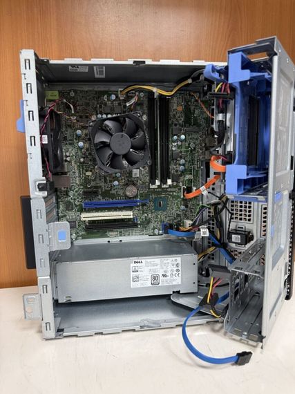 Комп'ютер Dell OptiPlex 7040 Tower / Intel Core i5-6500 (4 ядра по 3.2 -3.6 GHz) / 8 GB DDR4 / 250 GB SSD / Intel HD Graphics 530 / 240W / DVD-RW / DisplayPort / HDMI б/в + Подарунок Кабель живлення + дротова миша | Зображення 8