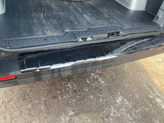 Накладка на задній бампер Чорний хром (нерж) для Nissan NV300 2016↗ рр. | Зображення 1