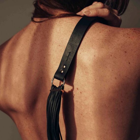 Флоггер Bijoux Indiscrets MAZE - Tassel Flogger Black sexstyle | Зображення 2