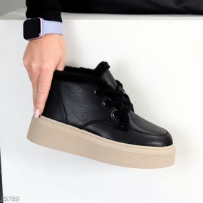 Стильные зимние черные кожаные ботинки на утолщенной бежевой подошве