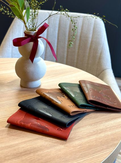 Шкіряна обкладинка для паспорта з написом Ukraine | Зображення 1