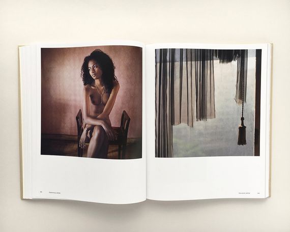 Известные фотографы современности книга фотографий Моны Кун Mona Kuhn "Works" подарочные книги для фотографов | Зображення 6