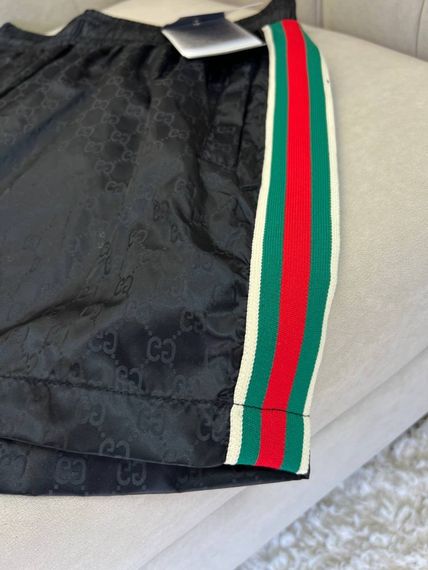 Пляжні шорти Gucci чорні з червоно-синьою смужкою sh154 | Зображення 1
