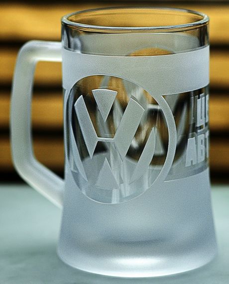 Пивний кухоль Volkswagen Фольксваген 670 мл з гравіюванням Подарунок автолюбителю  Келих з логотипом авто та легендарний слоган | Зображення 3