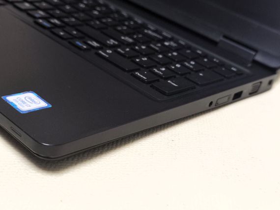 Ультрабук Dell Latitude 5590 / 15.6" (1920x1080) IPS / Intel Core i7-8665U (4 (8) ядра по 1.9 - 4.8 GHz) / 16 GB DDR4 / 256 GB SSD / nVidia GeForce MX130, 2 GB GDDR5, 64-bit / WebCam б/в | Зображення 3