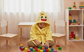Халат дитячий з капюшоном натуральний махровий з вишивкою акульонок BABY SHARK жовтий 140