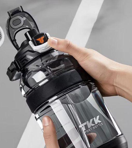 Спортивная бутылка TKK 2000 мл, Tritan (BPA-free), черная. Ударопрочная бутылка с трубочкой и ремешком для фитнеса и тренировок | Зображення 5